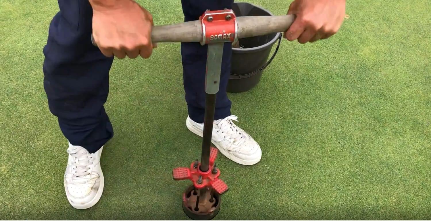 グリーンキーパーが毎日行うカップ切りの作業?
